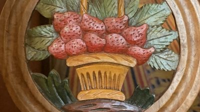 Exemple de sculpture sur bois faite pendant le stage représentant un panier de fraises