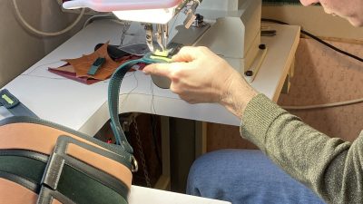 Cerise Pellizzoni maroquinier en cours de création pendant le stage en maroquinerie à Biarritz