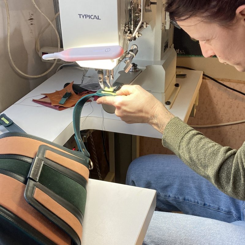 Cerise Pellizzoni maroquinier en cours de création pendant le stage en maroquinerie à Biarritz