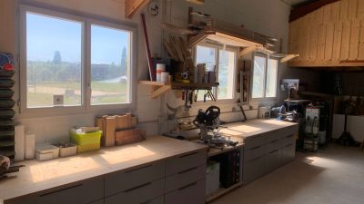 Atelier de menuisier de Thomas pendant le stage de menuiserie pour apprendre les bases