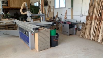 Atelier de menuisier de Thomas pendant le stage de menuiserie pour apprendre les bases