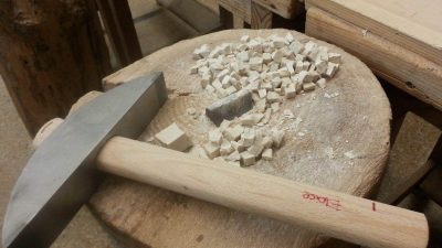 Marteau et briquettes pendant le stage mosaïque romaine à Toulouse