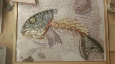 Composition d'une mosaïque romaine en forme de poisson pendant le stage vers Toulouse