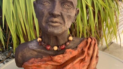 Exemple de patine sur terre cuite sur une sculpture de buste dans le Tarn (81)