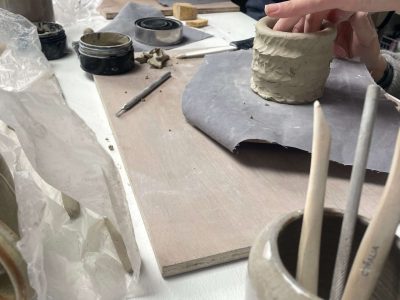 Formation tournage céramique à Lille avec une céramiste