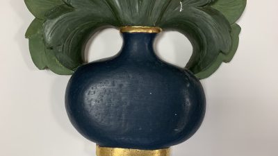 Exemple de sculpture sur bois faite pendant le stage représentant un pot de fleurs