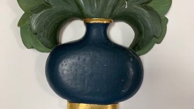 Sculpture dans un atelier d'ébéniste pendant un stage d'initiation au bois