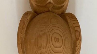 Sculpture en hibou dans un atelier d'ébéniste pendant un stage d'initiation au bois