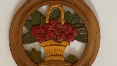 Sculpture de panier garni dans un atelier d'ébéniste pendant un stage d'initiation au bois