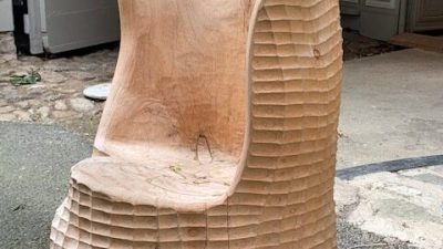 Chaise originale dans un atelier d'ébéniste pendant un stage d'initiation au bois