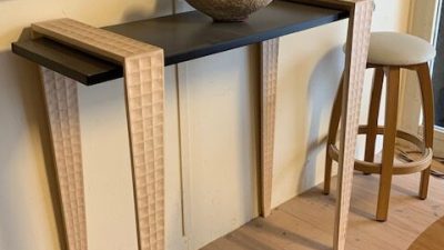 Commode d'entrée dans un atelier d'ébéniste pendant un stage d'initiation au bois