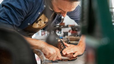 Création de chaussures en cuir pendant le stage de bottier avec Franck