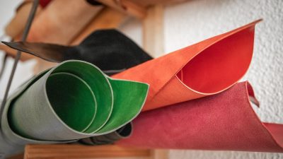 Différents cuir pendant le stage de bottier avec Franck