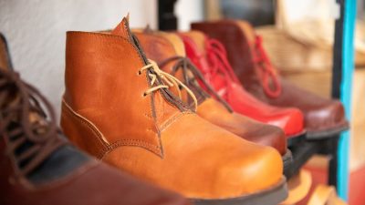 Exemples de chaussures réalisées pendant le stage de bottier