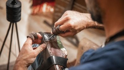 Confection de chaussures en cuir pendant le stage de bottier