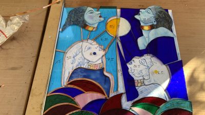 Assemblage d'un vitrail pendant le stage et les cours de vitrailliste dans un atelier dans le Perche