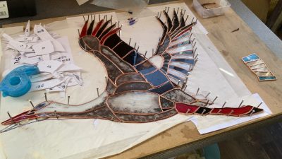 Confection d'un vitrail en forme de cigogne pendant les cours et le stage avec un vitrailliste dans le Perche proche de Paris