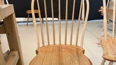 Chaise à dossier cintré en cours de fabrication pendant le stage avec un ébéniste entre Paris et Reims