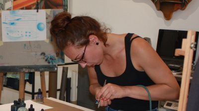 Stagiaire au cours du stage de peinture à l'aérographe