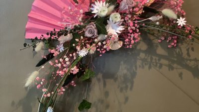Eventail et fleurs pendant la formation fleuriste à Toulouse