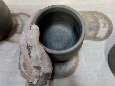 Finition du tournage pendant les cours du soir en Céramique et poterie à Biarritz - Formation dans les Pyrénées Atlantiques