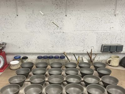 Tournage en série pendant les cours du soir en Céramique et poterie à Biarritz - Formation