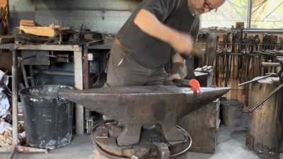 Artisan en action stage forge et ferronnerie d'art dans le Tarn