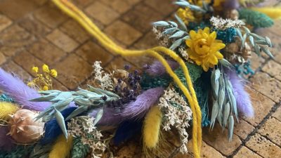 Couronne de fleurs pendant le stage fleuriste à Toulouse