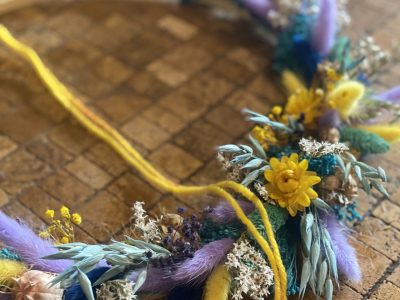 Couronne de fleurs pendant la formation fleuriste à Toulouse