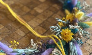 Couronne de fleurs pendant la formation fleuriste à Toulouse