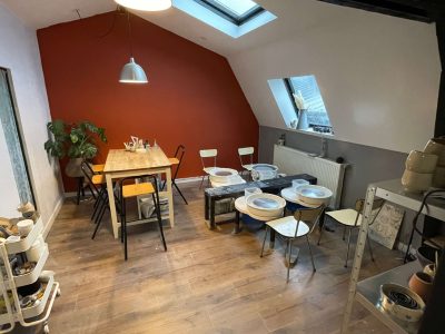 Atelier de céramiste pendant la formation en céramique à Lille dans les Hauts de France