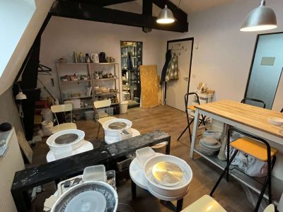 Atelier de céramiste avec tours de poterie pendant la formation en céramique à Lille