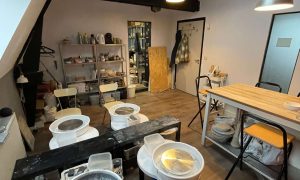 Atelier de céramiste avec tours de poterie pendant la formation en céramique à Lille