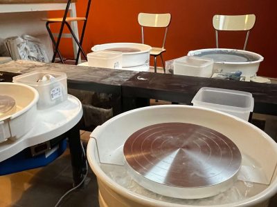 Tours de poterie dans l'atelier pendant la formation tournage céramique à Lille