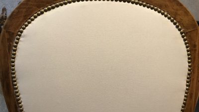 Dossier de fauteuil pendant le stage en tapisserie d’ameublement