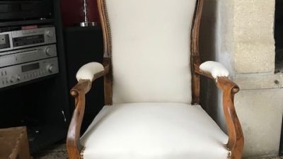 Fauteuil blanc pendant le stage en tapisserie d’ameublement
