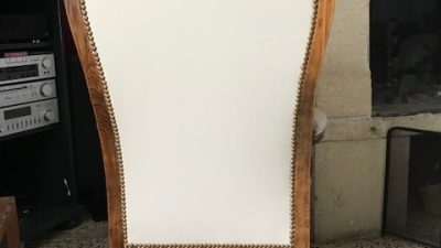 Dos de fauteuil blanc pendant le stage en tapisserie d’ameublement