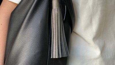 Sac noir fait lors du stage d'initiation à la maroquinerie et sellerie à Paris