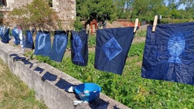 Séchage des tissus Shibori suite au stage de teinture