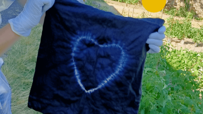 Carré de tissus de coton personnalisée avec la technique Shibori pendant le stage de teinture