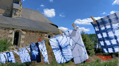 Carrés de tissus faits à partir de la teinture Shibori pendant le stage en séchage