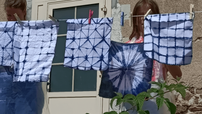 Tissus qui sèchent au soleil lors du stage de teinture Shibori à l'indigo