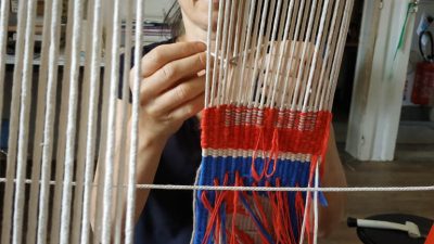 Stagiaire lors du stage de tapisserie sur métier à tisser
