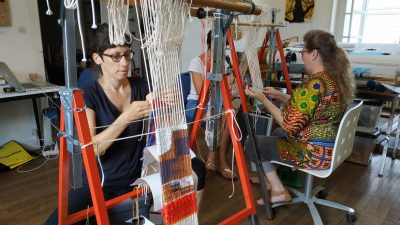 Stagiaires sur des métiers à tisser dans l'atelier de Sandrine lors du stage de tapisserie
