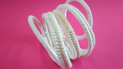 Technique en cours d'apprentissage lors du stage de tissage sans métier