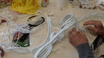 Stagiaires pendant le stage de tissage sans métier.