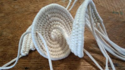 Création en cours avec Sandrine Pincemaille lors du stage de tissage sans métier