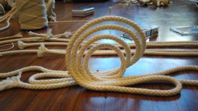 Technique de cordage pour le tissage sans métier lors d'un stage.
