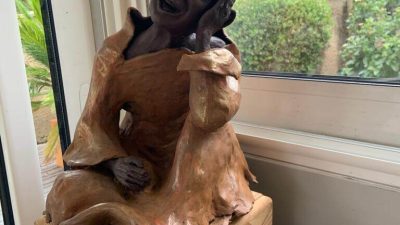 Patine sur une sculpture en terre cuite pendant le stage entre Albi et Castres