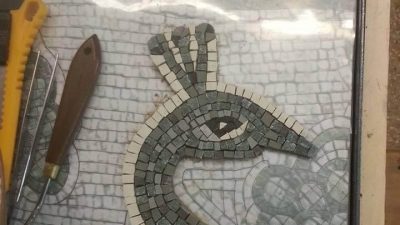 Composition d'une mosaïque romaine en forme de paon pendant le stage vers Toulouse